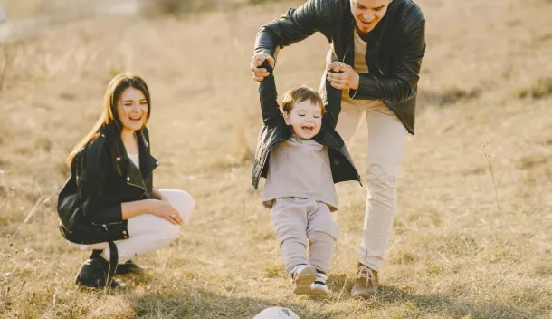 Familie beim Fußballspielen mit kleinem Kind